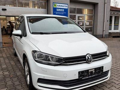 Weiß Gebraucht 2016 VW Touran Trendline Van / Kleinbus | 9.990 € (Teuer)