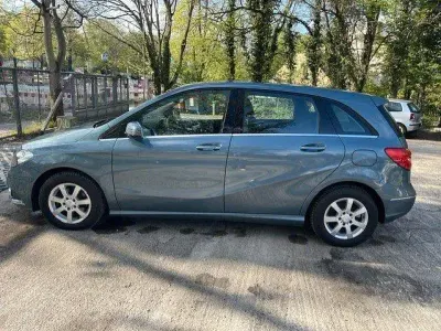 Gebraucht Mercedes B180 122 PS (89 kW) 2012 Blau Van / Kleinbus