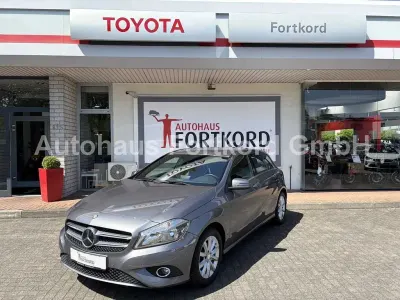 Używany Mercedes A180 109 KM (80 kW) 2015 Szary Sedan/Limuzyna