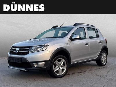 Platingrau metallic Gebraucht 2015 Dacia Sandero Prestige Limousine | 8.875 € (Etwas zu teuer)