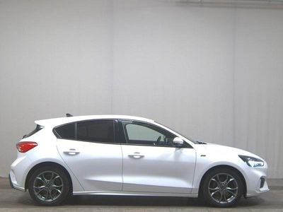 Weiss Gebraucht 2020 Ford Focus ST-Line Limousine | 15.280 € (Guter Preis)