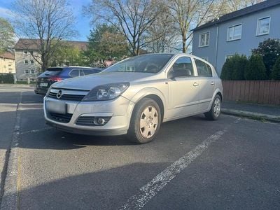 Begagnad Opel Astra 90 HK (66 kW) 2005 Silver Halvkombi