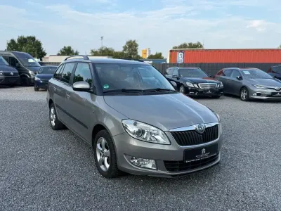 Gebraucht Skoda Fabia Family 105 PS (77 kW) 2012 Bezova capuccino/capuccino bei Kombi