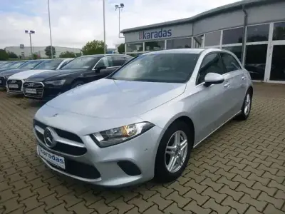 Używany Mercedes A180 136 KM (100 kW) 2019 Srebrny Sedan/Limuzyna