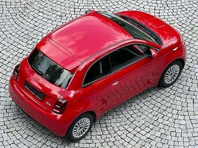 Gebraucht Fiat 500e Red 69 kW (95 PS) 2022 Rosso corsa/sfrontato/argilla Kleinwagen