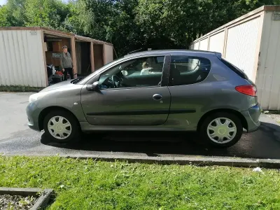 Gebraucht Peugeot 206+ 60 PS (44 kW) 2010 Grau Kleinwagen