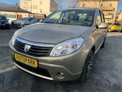Używany Dacia Sandero 75 KM (55 kW) 2009 Beżowy Sedan/Limuzyna