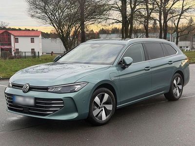 Gebraucht VW Passat 204 PS (150 kW) 2024 Grün Kombi