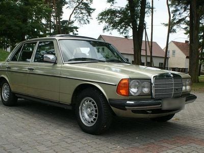 Gebraucht Mercedes 230 109 PS (80 kW) 1980 Grün Limousine