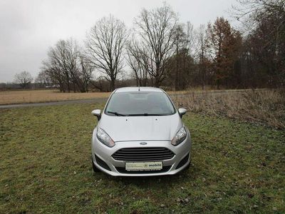 Gebraucht Ford Fiesta Trend 82 PS (60 kW) 2015 Polarsilber metallic Kleinwagen