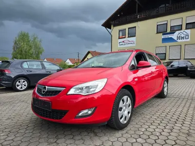 Gebraucht Opel Astra Edition 110 PS (80 kW) 2012 Rot Kombi