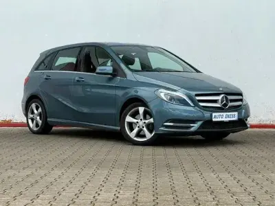 Gebraucht Mercedes B180 122 PS (89 kW) 2014 Universumblau Van / Kleinbus
