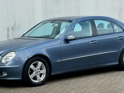 Gebraucht Mercedes E240 Avantgarde 177 PS (130 kW) 2003 Blau Limousine