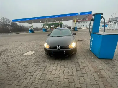Gebraucht VW Golf VI 105 PS (77 kW) 2011 Schwarz Kleinwagen