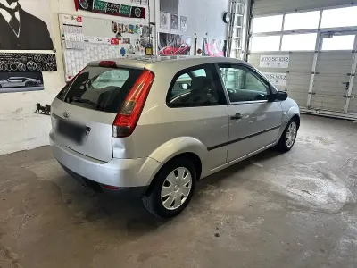Gebraucht Ford Fiesta 70 PS (51 kW) 2002 Silber Kleinwagen