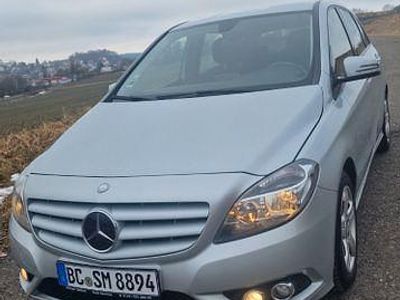 Grau Gebraucht 2013 Mercedes B200 Edition 1 Van / Kleinbus | 11.750 € (Etwas zu teuer)