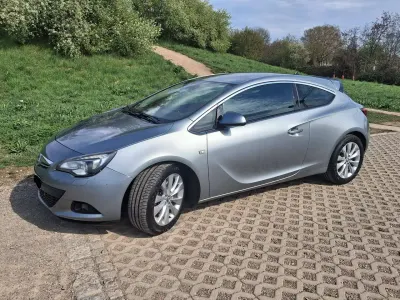 Używany Opel Astra GTC Innovation 120 KM (88 kW) 2012 Szary Sedan/Limuzyna