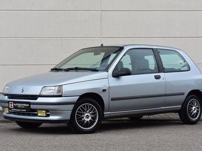 Usado Renault Clio 75 HP (55 kW) 1992 Prateado Citadino