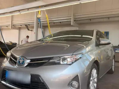 Gebraucht Toyota Auris Hybrid 98 PS (72 kW) 2014 Silber Kleinwagen
