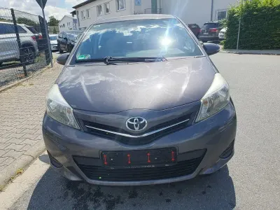 Gebraucht Toyota Yaris Life 99 PS (72 kW) 2012 Grau Kleinwagen