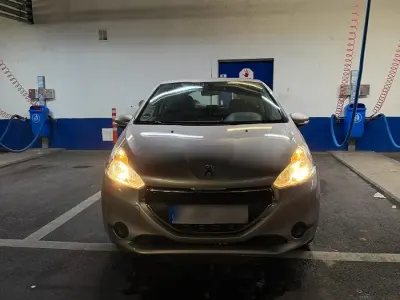 Gebraucht Peugeot 208 67 PS (49 kW) 2014 Beige Kleinwagen