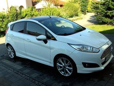 Gebraucht Ford Fiesta Titanium 125 PS (91 kW) 2015 Weiß Kleinwagen