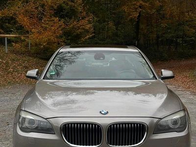 Gebraucht BMW 740 306 PS (225 kW) 2011 Gold Limousine