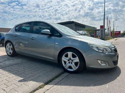 Usata Opel Astra Design Edition 140 CV (102 kW) 2011 Argento Berlina