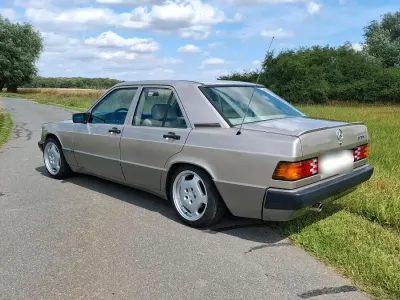 Gebraucht Mercedes 190 108 PS (79 kW) 1990 Silber Limousine