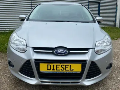 Gebraucht Ford Focus Trend 140 PS (102 kW) 2013 Grau Limousine