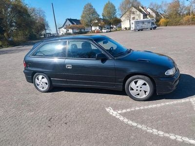 Second-hand Opel Astra 115 CP (84 kW) 1993 Negru Berlinǎ