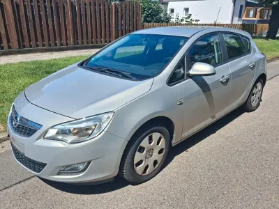 Gebraucht Opel Astra Edition 87 PS (63 kW) 2010 Gold Limousine
