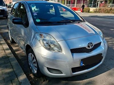 Gebraucht Toyota Yaris 69 PS (50 kW) 2010 Silber Kleinwagen