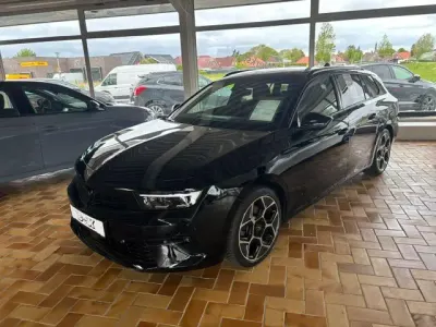 Gebraucht Opel Astra Ultimate 131 PS (96 kW) 2024 Lackierung schwarz perla nera/ Kleinwagen