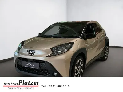 Neu Toyota Aygo X 72 PS (52 kW) 2025 4u9)/ black mica (209) (beige SUV