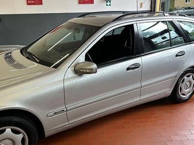 Second-hand Mercedes 220 143 CP (105 kW) 2002 Argintiu Break