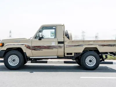 Neu Toyota Land Cruiser 200 PS (147 kW) 2026 Beige Pickup