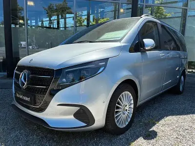 Gebraucht Mercedes V220 Style 163 PS (119 kW) 2025 Silber Van / Kleinbus