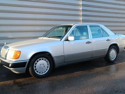 Silber Gebraucht 1991 Mercedes E300 Limousine | 23.990 €