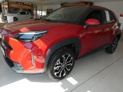 Neu Toyota Yaris Cross 130 PS (95 kW) 2026 Rot SUV