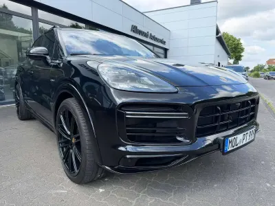 Gebraucht Porsche Cayenne Turbo S E-Hybrid 680 PS (500 kW) 2021 Tiefschwarz SUV