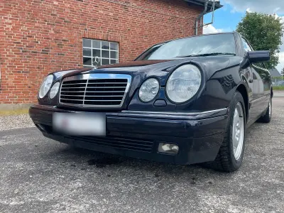 Gebraucht Mercedes E280 Avantgarde 204 PS (150 kW) 1998 Violet Limousine