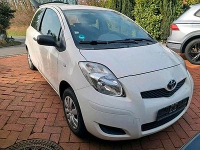 Gebraucht Toyota Yaris 70 PS (51 kW) 2011 Weiß Kleinwagen