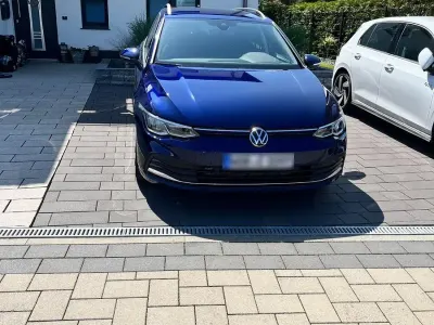 Gebraucht VW Golf VIII Life 110 PS (80 kW) 2024 Blau Kombi