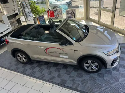Gebraucht VW T-Roc IQ Drive 150 PS (110 kW) 2025 Ivory silver metallic SUV
