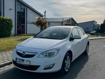 Używany Opel Astra 87 KM (63 kW) 2012 Biały Hatchback