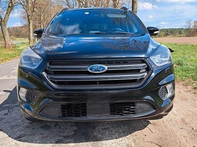 Schwarz Gebraucht 2018 Ford Kuga ST-Line SUV | 16.000 € (Fairer Preis)