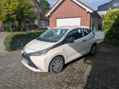 Gebraucht Toyota Aygo 69 PS (50 kW) 2017 Weiß Kleinwagen
