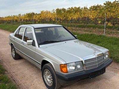 Usata Mercedes 190 122 CV (89 kW) 1983 Argento Berlina