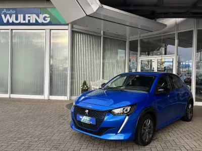 Gebraucht Peugeot e-208 Allure 100 kW (136 PS) 2023 Blau Kleinwagen
